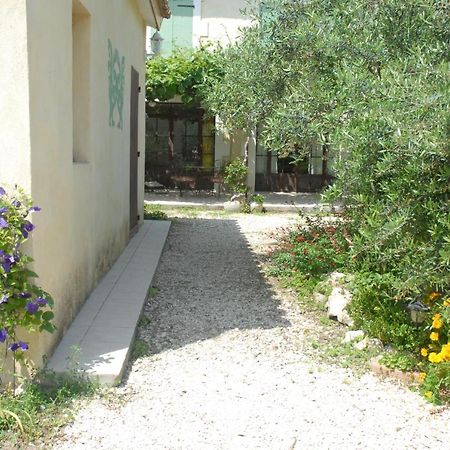 Gite Du Mas Des Oliviers Mézoargues Exterior photo