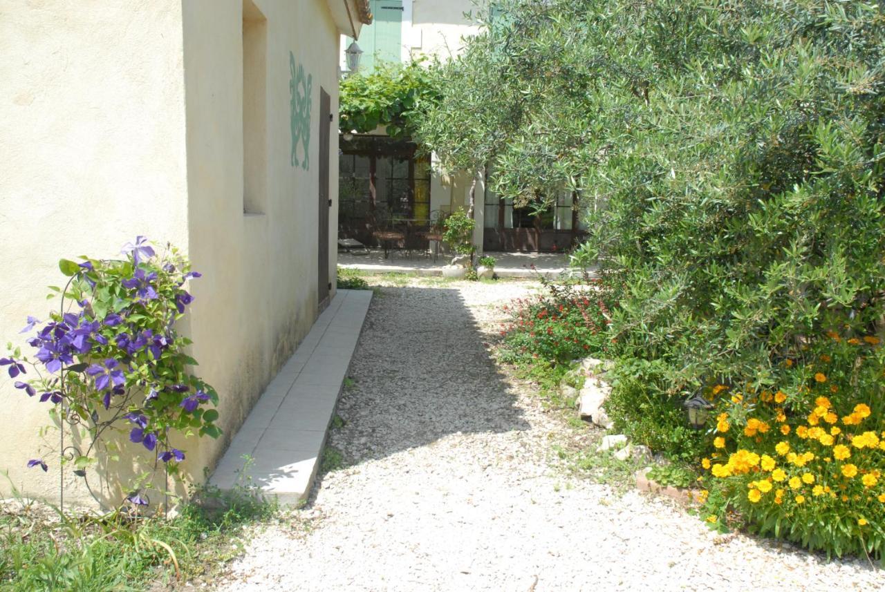 Gite Du Mas Des Oliviers Mézoargues Exterior photo