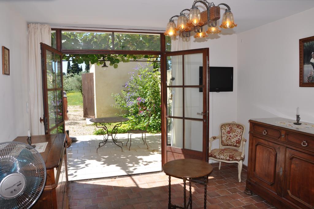 Gite Du Mas Des Oliviers Mézoargues Exterior photo