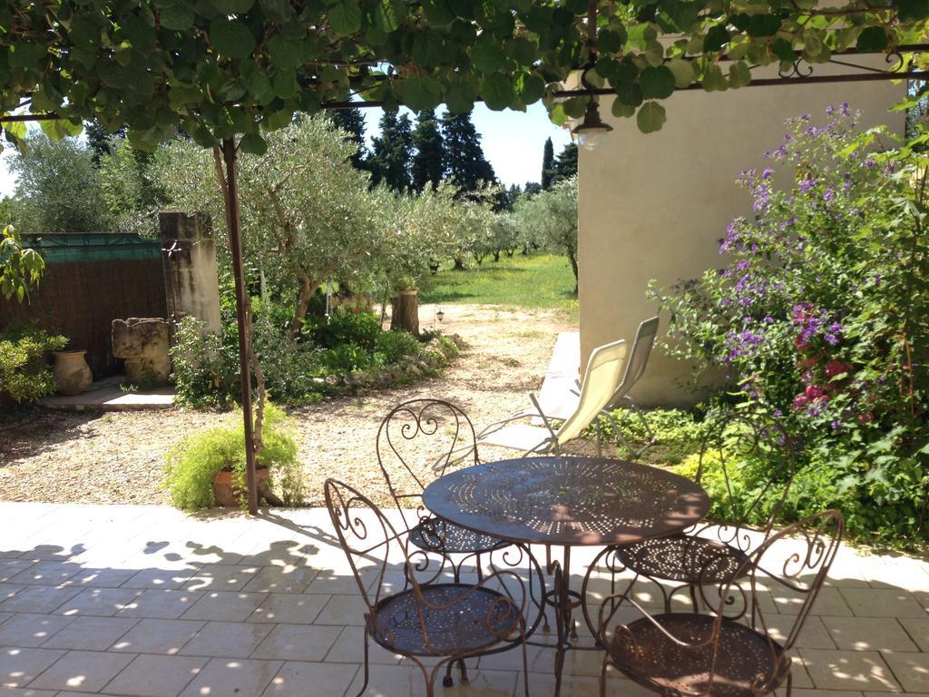 Gite Du Mas Des Oliviers Mézoargues Exterior photo